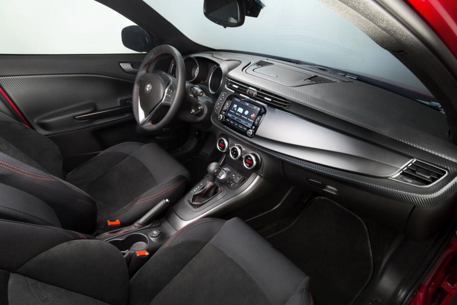 Интерьер Alfa Romeo Giulietta Sprint 2014 года  (фото 34 из 70)